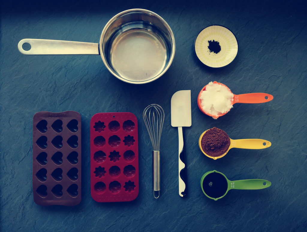 Utensilien, Schneebesen, Küchenschaber, Messbecher, Zutaten, Pralinenförmchen