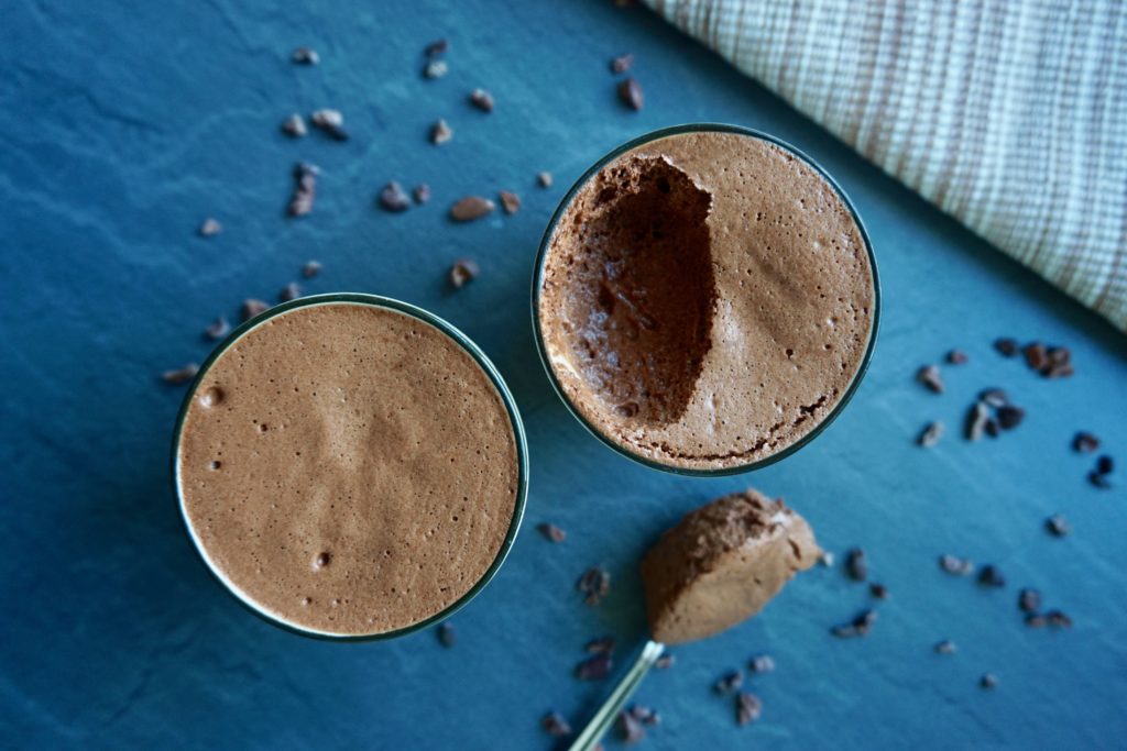 mousse au chocolat, schokomousse, schokoladen mousse, schokolade, chocolate, chocolate mousse, spoon, cacao nibs, lecker, delicious, no sugar, zuckerfrei, vegan, glutunfrei, gesund, healthy, gluten free, gluten free, sugar free, ohne Zucker, spoon