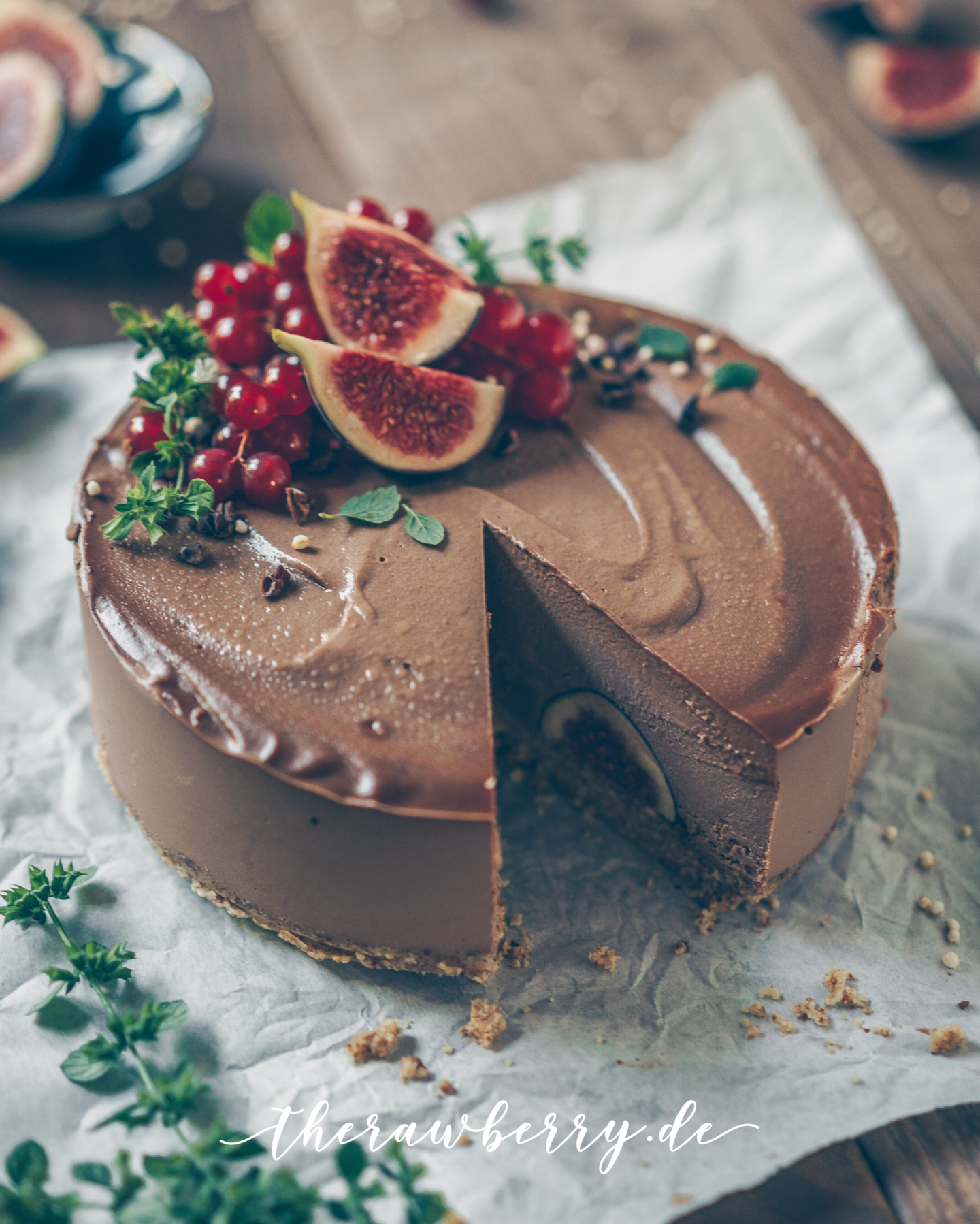 cake, chocolate, figs, berries, delicious, healthy, wholesome, vegan, easy, cashews, raw, cheesecake, food, dessert, snack, recipe