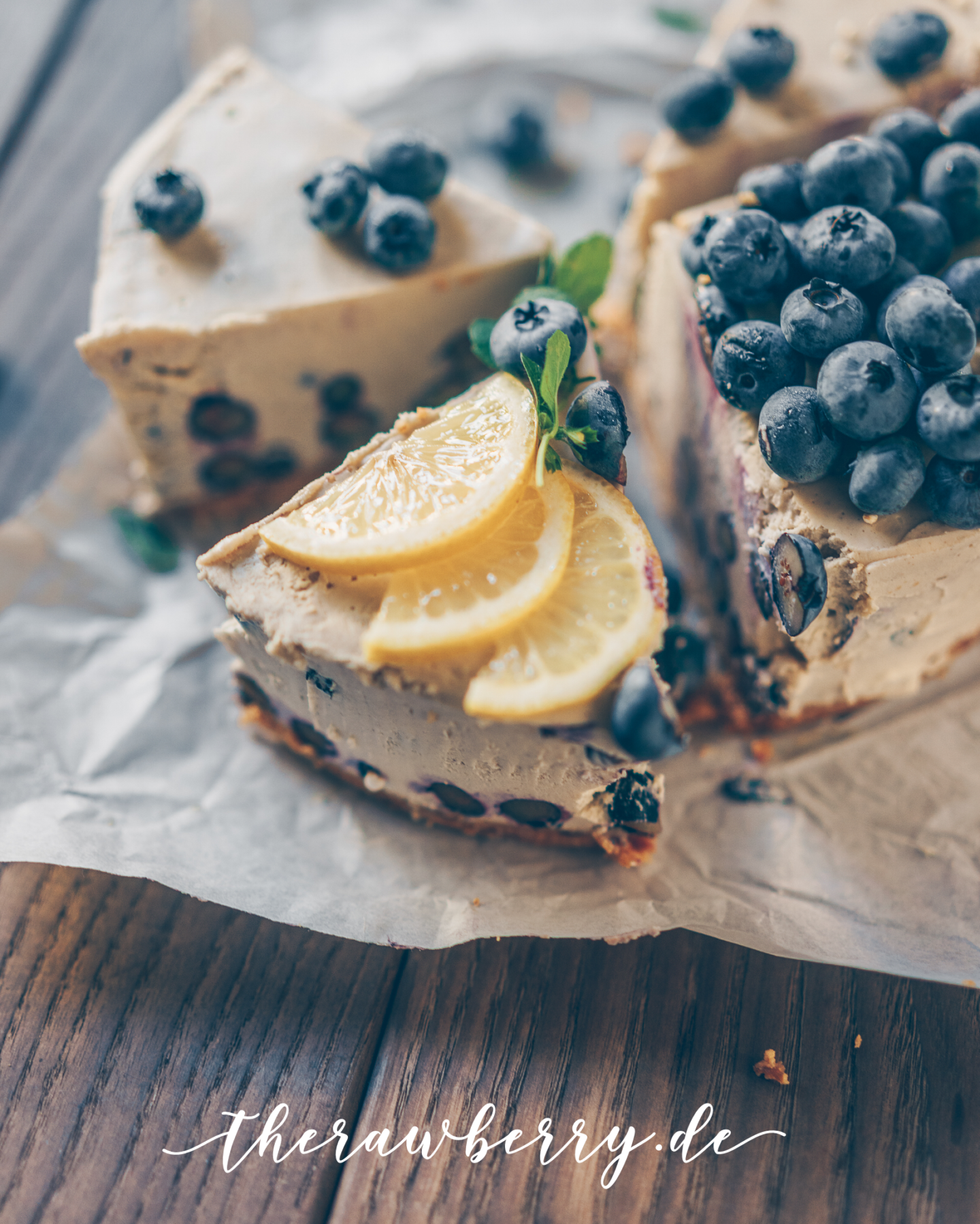 healthy, cake, gesund, kuchen, raw, roh, vegan, lecker, delicious, blueberries, Blaubeeren, Zitrone, Lemon, Cheesecake, Käsekuchen, clean eating, rohvegan, gluten-free, glutenfrei, zuckerfrei, sugar free, easy, recipe, rezept, whole foods, Vollwertkost