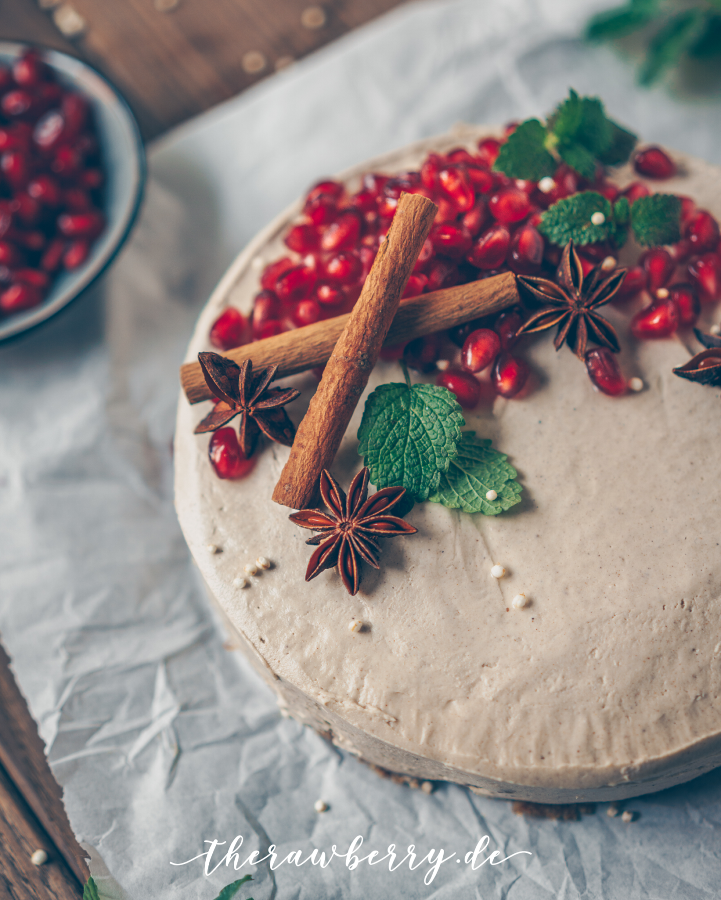 raw vegan chai cheesecake, chai, tea, tee, Käsekuchen, Kuchen, cake, lecker, delicious, pomegranate, Granatapfel, anis, anise, healthy, gesund, nutritious, diet, diät, vegan, gluten free, glutenfrei, Zucker frei, no sugar, easy, einfach, dessert, Nachtisch, essen, food, foodie