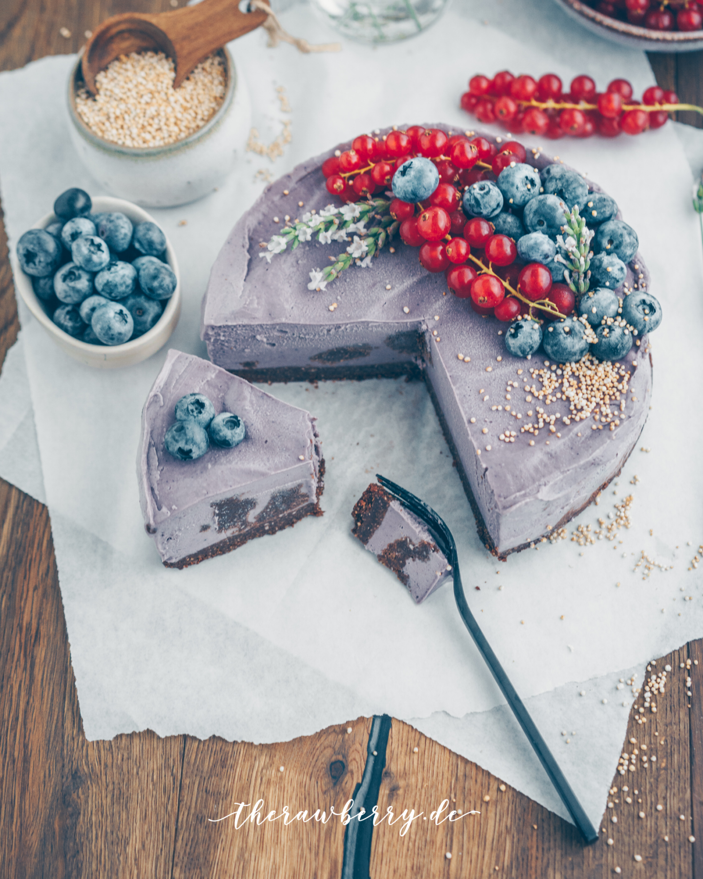 vegan, blueberries, blaubeeren, kuchen, cake, raw, roh, ohne backen, no bake, gluten free, glutenfrei, diät, diet, lecker, delicious, recipe, rezept, healthy, gesund, einfach, simple, berries, beret, therawberry, cookie dough, Keksteig, Schokolade, chocolate, purple, Lila, lavender, lavender