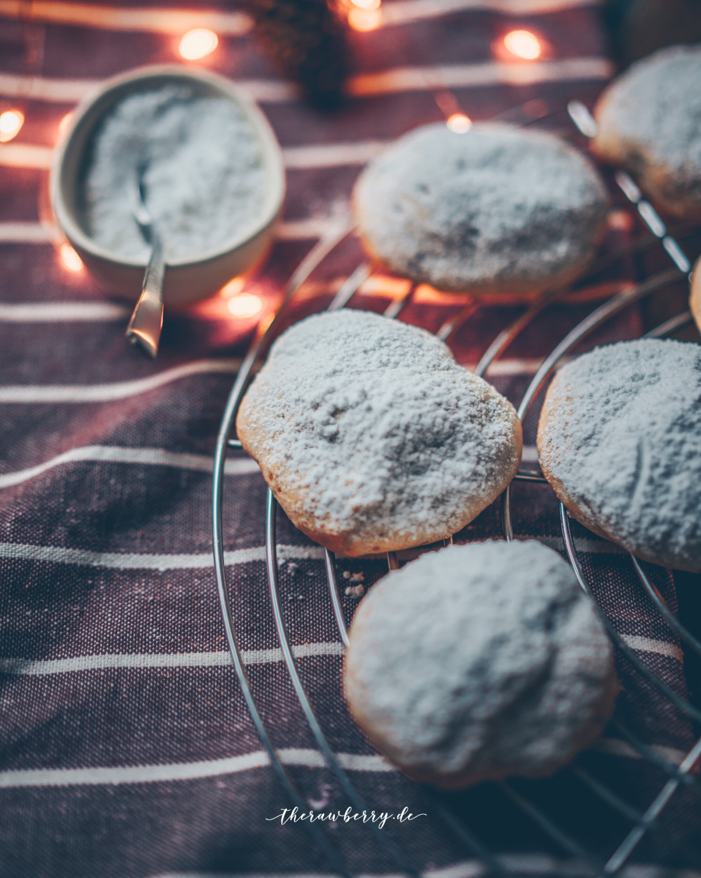Christmas, weihnachten, cookies, Kekse, Plätzchen, lecker, delicious, healthy, gesund, quark, vegan, plant-based, healthyfied, simple, einfach, diät, diet, cream cheese, good, baking, backen, holiday food, weihnachtsessen, essen, advent backen, puderzucker, powdered sugar, cookie rack, simplyv