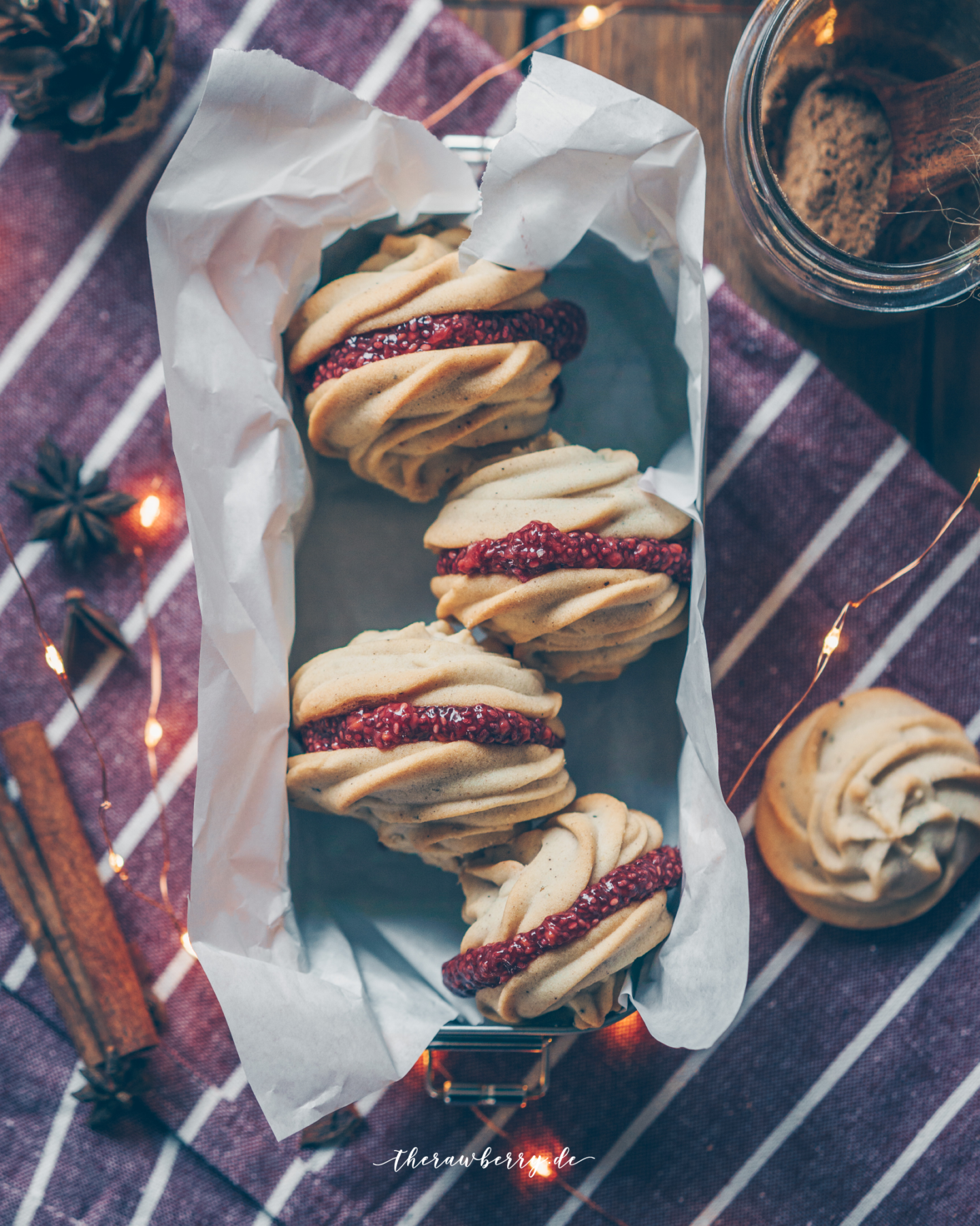 cookies, kekse, vegan, lecker, delicious, no dairy, ohne milch, spritzgebäck, whipped shortbread, chia jam, chia marmalade, sandwich cookies, sandwich kekse, christmas, weihnachten, weihnachtlich, backen, baking, easy, einfach, simple, quick, fool proof, super, therawberry, plant-based