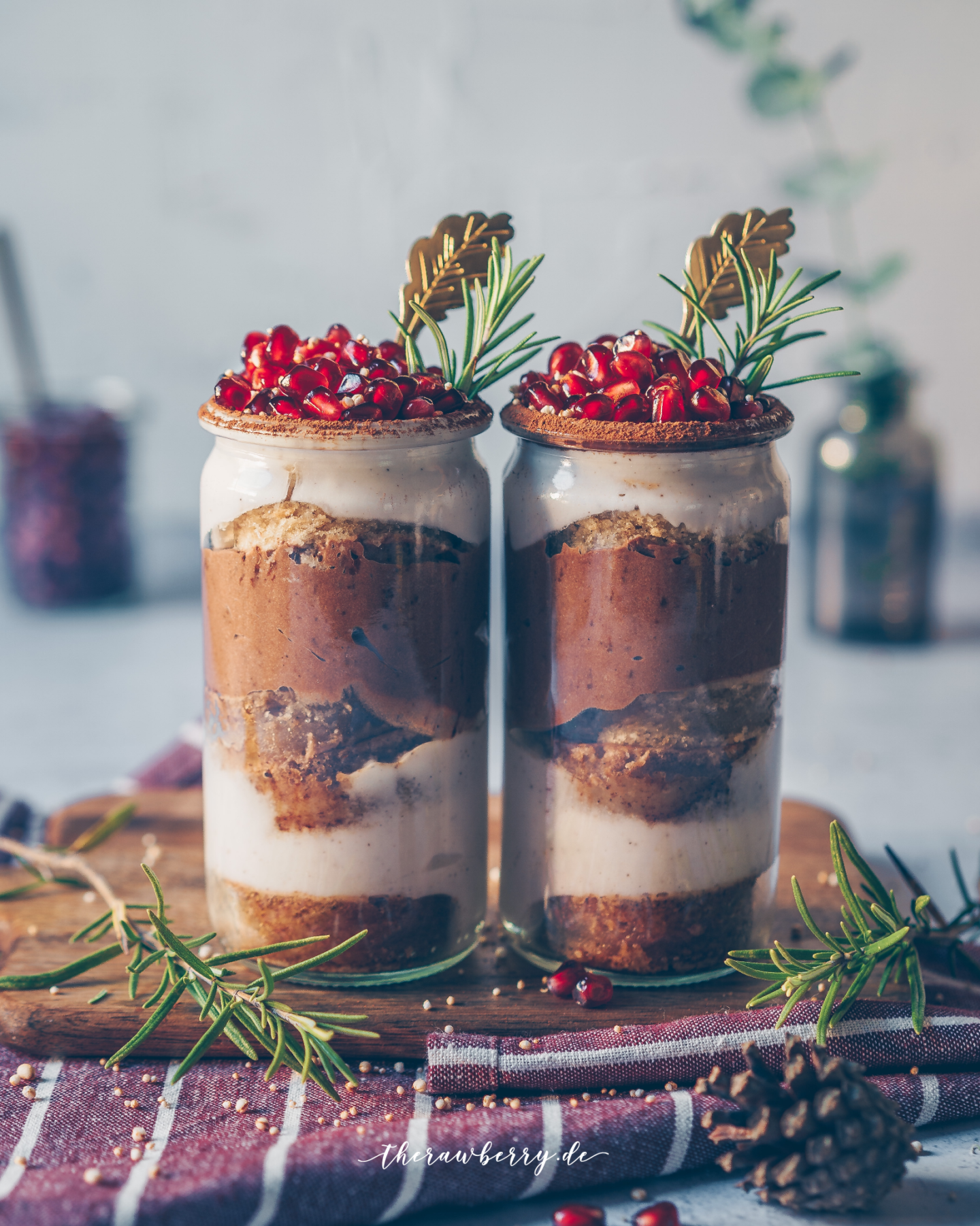 tiramisu, tiramisu, vegan, no dairy, ohne milch, laktosefrei, easy, einfach, simple, lecker, delicious, christmas, dessert, weihnachten, Nachtisch, glas, weck, pomegranate, Granatapfel, ein traum, fluffig, leicht, ohne Alkohol, alcohol free, without alcohol, for kids, für kinder, fool proof, beautiful food, food, essen,. therawberry, food photography, fotografie