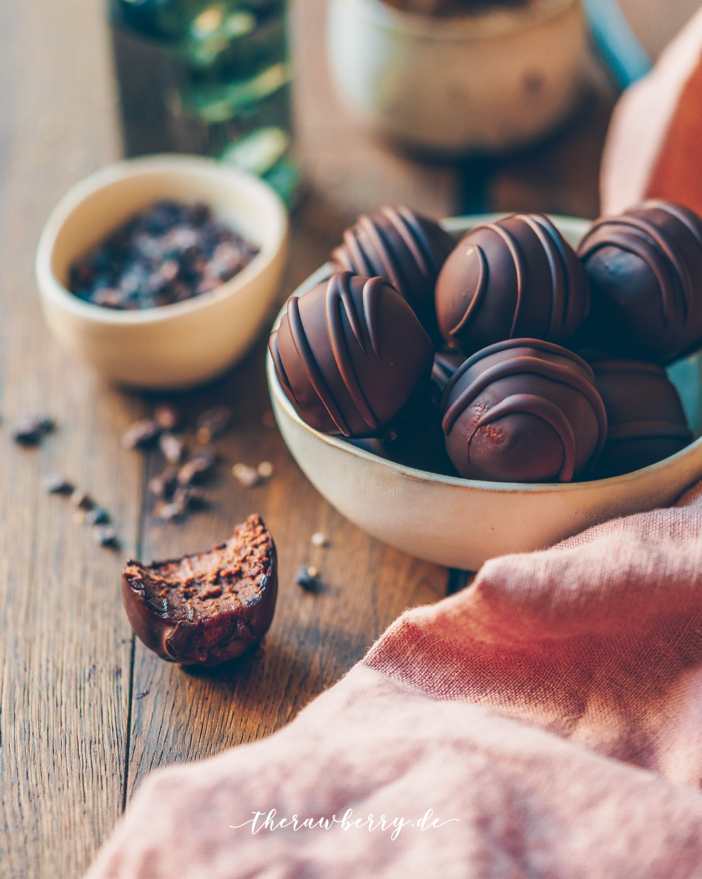 easter eggs, banana, chocolate, cheesecake, bites, bliss balls, therawberry, cake pops, schokolade, banana, Bananenkuchen, vegan, delicious, healthy, lecker, einfach, simple, schokolade, Käsekuchen, Ostern, frohe Ostern, food, foodie, food photography, fotografie, therawberry, Marie dorfschmidt, yum, yummy, so good, diet, wholefoods, ostereier