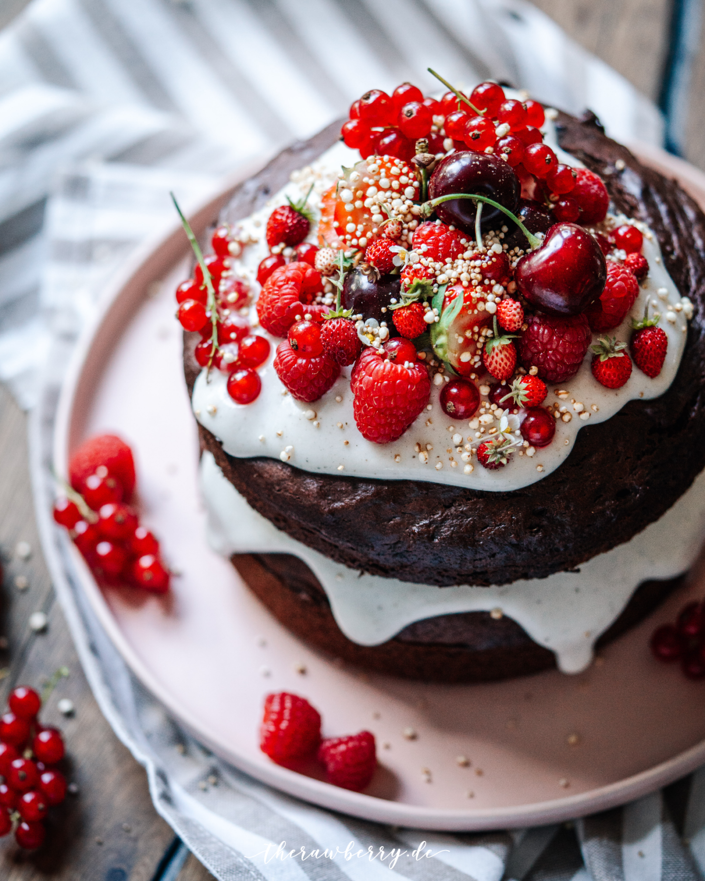 cake, berries, very berry, kuchen, beret, lecker, delicious, einfach, easy, healthy, gesund, vegan, backen, baking, yum, yummy, chocolate, schokolade, layers, schichten, plant-based, Erdbeeren, strawberries, coconut yoghurt, kokosjoghurt, vegan, therawberry, food photography, fotografie, essen, food, dessert, nachtisch, plant-based, wunderschön, Geburtstag, birthday, art, kunst