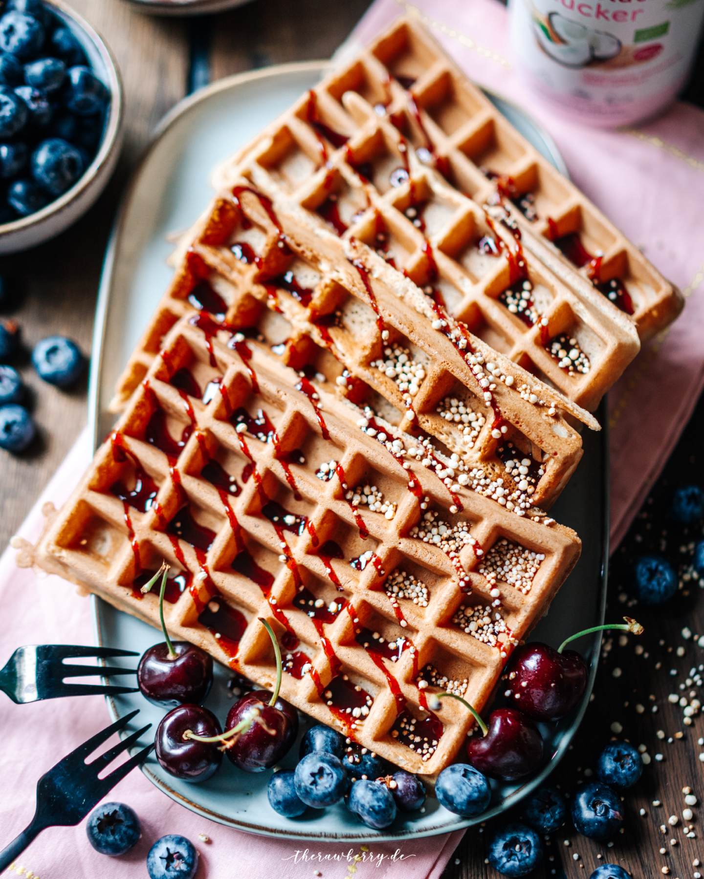 waffles, Waffeln, vegan, delicious, lecker, einfach, simple, baking, backen, vegan, coconut sugar, healthified, wholesome, diet, vollwertkost, yum, yummy, food, dessert, essen, frühstück, simple, simpel, therawberry, foodie, plant-based, food photographie, fotografie, Rezept, recipe , brunch