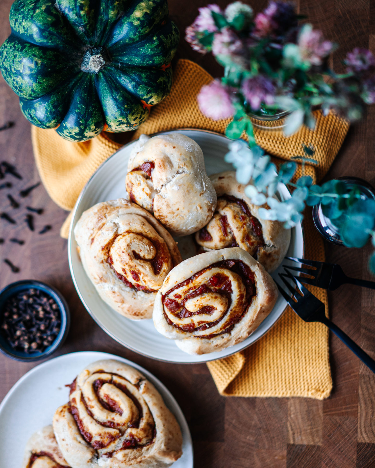 pumpkin, kürbis, rolls, Schnecken, süß, sweet, baking, backen, essen, food, einfach, simple, simpel, schnell, quick, dough, teig, food photography, fotografie, marie dorfschmidt, therawberry, easy, einfach, vegan, diet, foodie, delicious, lecker, recipe, rezept, plant based, no dairy, hefeteig, lactose free, alternative, alternativ, rolling