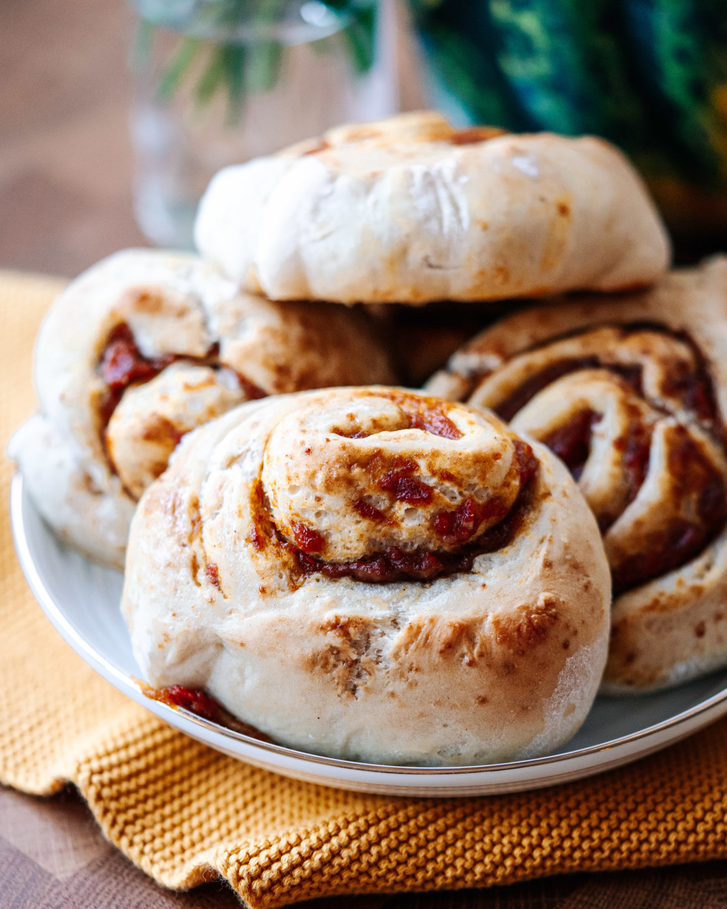 pumpkin, kürbis, rolls, Schnecken, süß, sweet, baking, backen, essen, food, einfach, simple, simpel, schnell, quick, dough, teig, food photography, fotografie, marie dorfschmidt, therawberry, easy, einfach, vegan, diet, foodie, delicious, lecker, recipe, rezept, plant based, no dairy, hefeteig, lactose free, alternative, alternativ, rolling