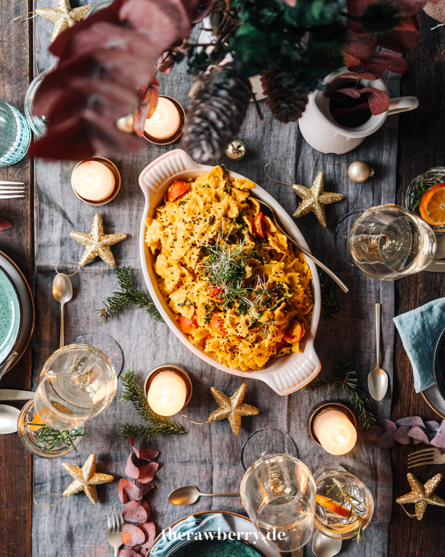 vegan, festive, festlich, weihnachten, christmas, cooking, kochen, dinner, plant-based, vegan, pasta, nudeln, käse, cheese, sauce, soße, healthy, gesund, lecker, delicious, yum, food, essen, dinner, lunch, Mittagessen, Abendessen, einfach, simple, pumpkin, Kürbis, tableware, Geschirr, Tritschler, marie dorfschmidt, therawberry, food photography, fotografie, beautiful, hübsch, cheers, prost, rezept, recipe