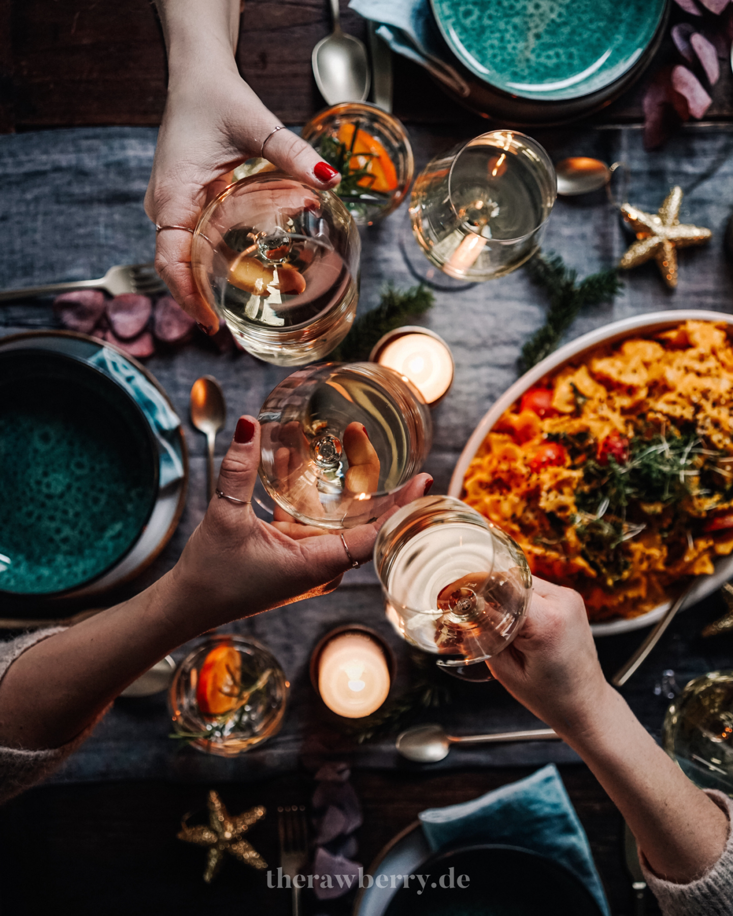 vegan, festive, festlich, weihnachten, christmas, cooking, kochen, dinner, plant-based, vegan, pasta, nudeln, käse, cheese, sauce, soße, healthy, gesund, lecker, delicious, yum, food, essen, dinner, lunch, Mittagessen, Abendessen, einfach, simple, pumpkin, Kürbis, tableware, Geschirr, Tritschler, marie dorfschmidt, therawberry, food photography, fotografie, beautiful, hübsch, cheers, prost, rezept, recipe