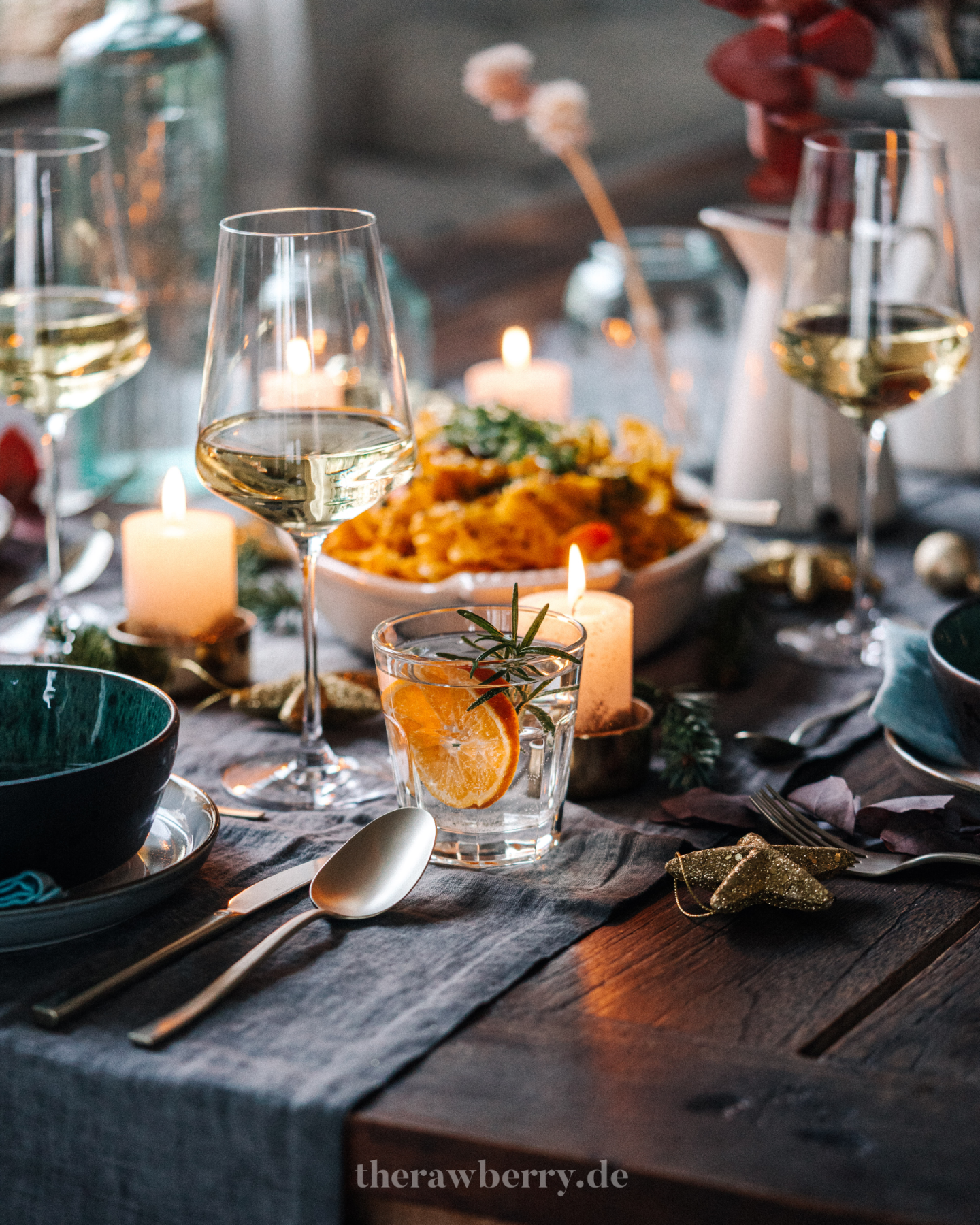 vegan, festive, festlich, weihnachten, christmas, cooking, kochen, dinner, plant-based, vegan, pasta, nudeln, käse, cheese, sauce, soße, healthy, gesund, lecker, delicious, yum, food, essen, dinner, lunch, Mittagessen, Abendessen, einfach, simple, pumpkin, Kürbis, tableware, Geschirr, Tritschler, marie dorfschmidt, therawberry, food photography, fotografie, beautiful, hübsch, cheers, prost, rezept, recipe