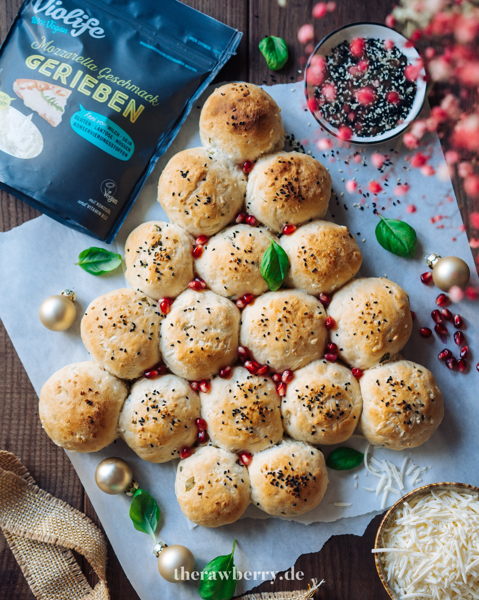 Abendessen, beautiful, bread, Brot, brötchen, cheers, cheese, Christmas, cooking, delicious, dinner, einfach, Essen, festive, festlich, Food, food photography, Fotografie, Geschirr, Gesund, healthy, hübsch, käse, kochen, kürbis, lecker, lunch, Marie dorfschmidt, Mittagessen, plant-based, prost, pull apart, pumpkin, recipe, Rezept, roll, sauce, simple, soße, tableware, therawberry, Tritschler, Vegan, weihnachten, yum, zupfbrot