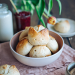 easter, bunny, buns, brötchen, lecker, delicious, easy, einfach, simple, simpel, rolls, backen, hasen, osten, häschen , baking, vegan, dairy free, lactose frei, food, foodie, dessert, milchbrötchen, milk buns, alternative, festive, brunch, table, marie dorfschmidt, therawberry, food styling, food photographer, Fotograf, essen, Nachtisch