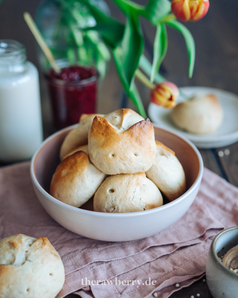 easter, bunny, buns, brötchen, lecker, delicious, easy, einfach, simple, simpel, rolls, backen, hasen, osten, häschen , baking, vegan, dairy free, lactose frei, food, foodie, dessert, milchbrötchen, milk buns, alternative, festive, brunch, table, marie dorfschmidt, therawberry, food styling, food photographer, Fotograf, essen, Nachtisch