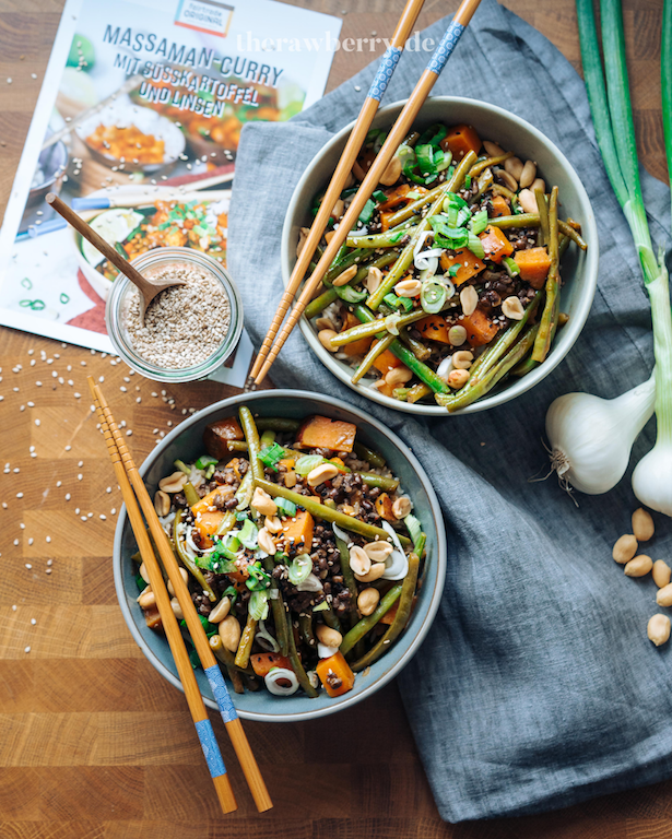 massaman curry, Fairtrade original, Kochbox, essen, therawberry, marie dorfschmidt, food fotografie, food styling, Lebensmittel, lecker, einfach, schell, kochen, box, essen aus der box, essenskiste, gesund, bio, reis, curry, selber kochen, foodie, blogger, fotograf, zutaten, Kokosmilch, Thailändische Küche, Thai essen
