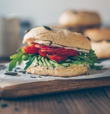 bagels, vegan, homemade, delicious, healthy, gesund, backen, baking, diet, wholefood, vegan backen, vegan baking, savory, dinner, lunch, snack, Abendessen, Mittagessen, sandwich, bagel sandwich, avocado, gesund, rezept, recipe, food, essen, einfach, simple